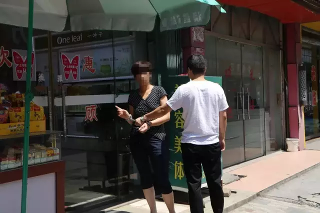 店內(nèi)監(jiān)控拍下萍鄉(xiāng)三名女賊偷盜過程(圖5)