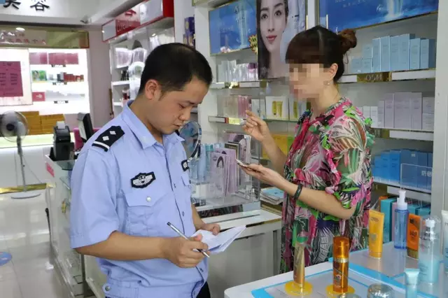 店內(nèi)監(jiān)控拍下萍鄉(xiāng)三名女賊偷盜過程(圖2)