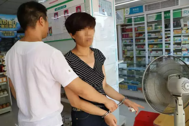 店內(nèi)監(jiān)控拍下萍鄉(xiāng)三名女賊偷盜過程(圖7)
