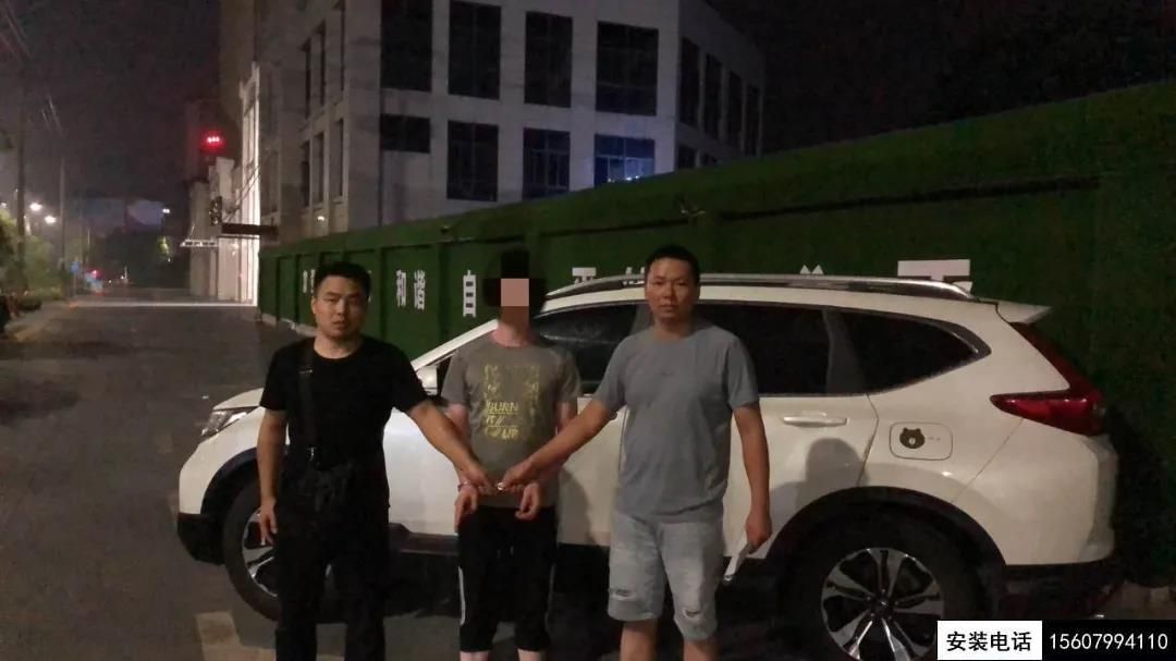 萍鄉(xiāng)監(jiān)控?cái)z像關(guān)視頻！盜賊一秒砸開車窗盜竊(圖1)