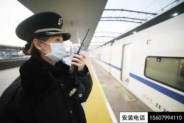 站臺(tái)監(jiān)控?cái)z像頭拍下一個(gè)女客運(yùn)員舉動(dòng)！網(wǎng)友：美哭了(圖4)