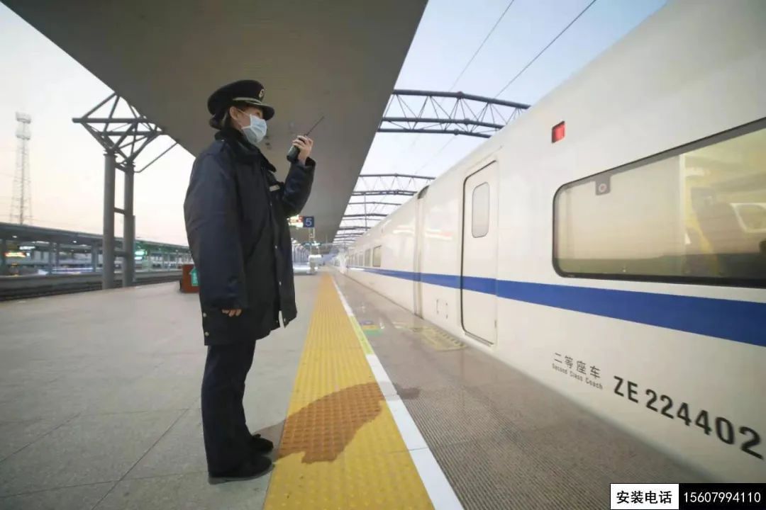 站臺(tái)監(jiān)控?cái)z像頭拍下一個(gè)女客運(yùn)員舉動(dòng)！網(wǎng)友：美哭了(圖6)
