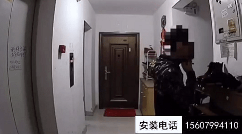 萍鄉(xiāng)男子偷聞女士高跟鞋，監(jiān)控?cái)z像頭拍下“惡心”一幕(圖2)